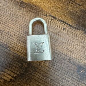 Louis Vuitton Lock #326
